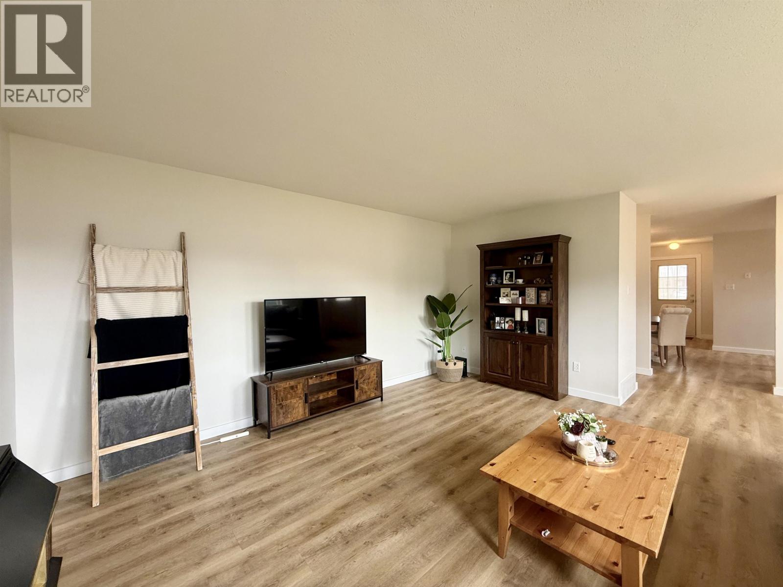 4215 MOUNTAINVIEW CRESCENT - 18