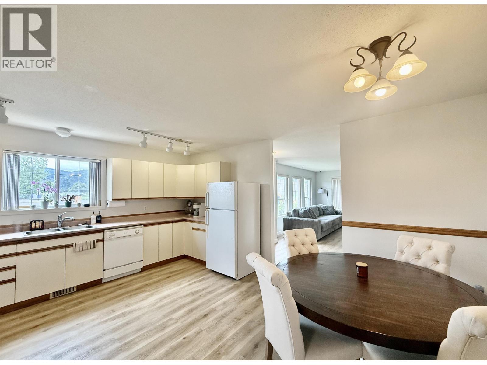 4215 MOUNTAINVIEW CRESCENT - 8