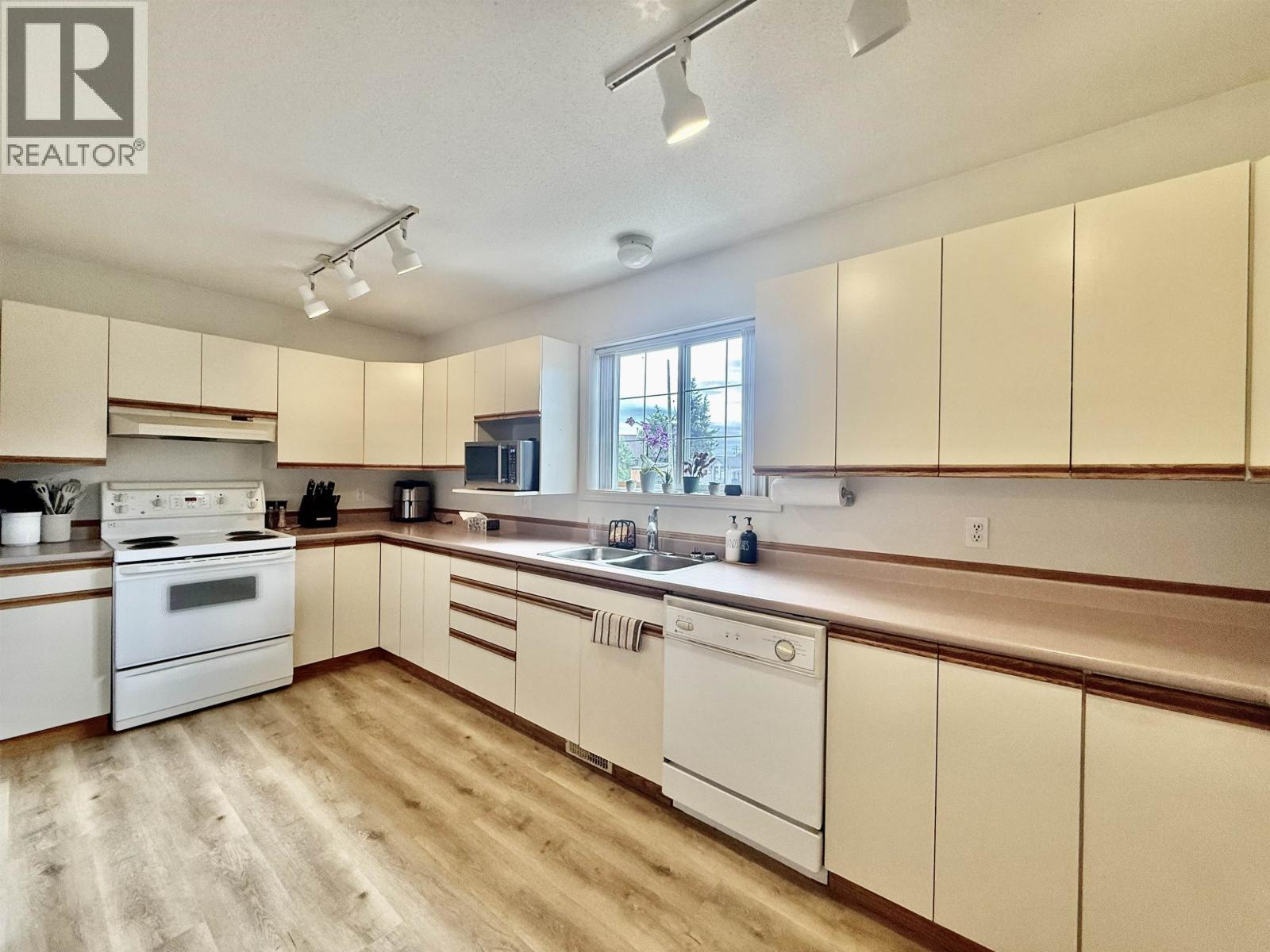 4215 MOUNTAINVIEW CRESCENT - 7