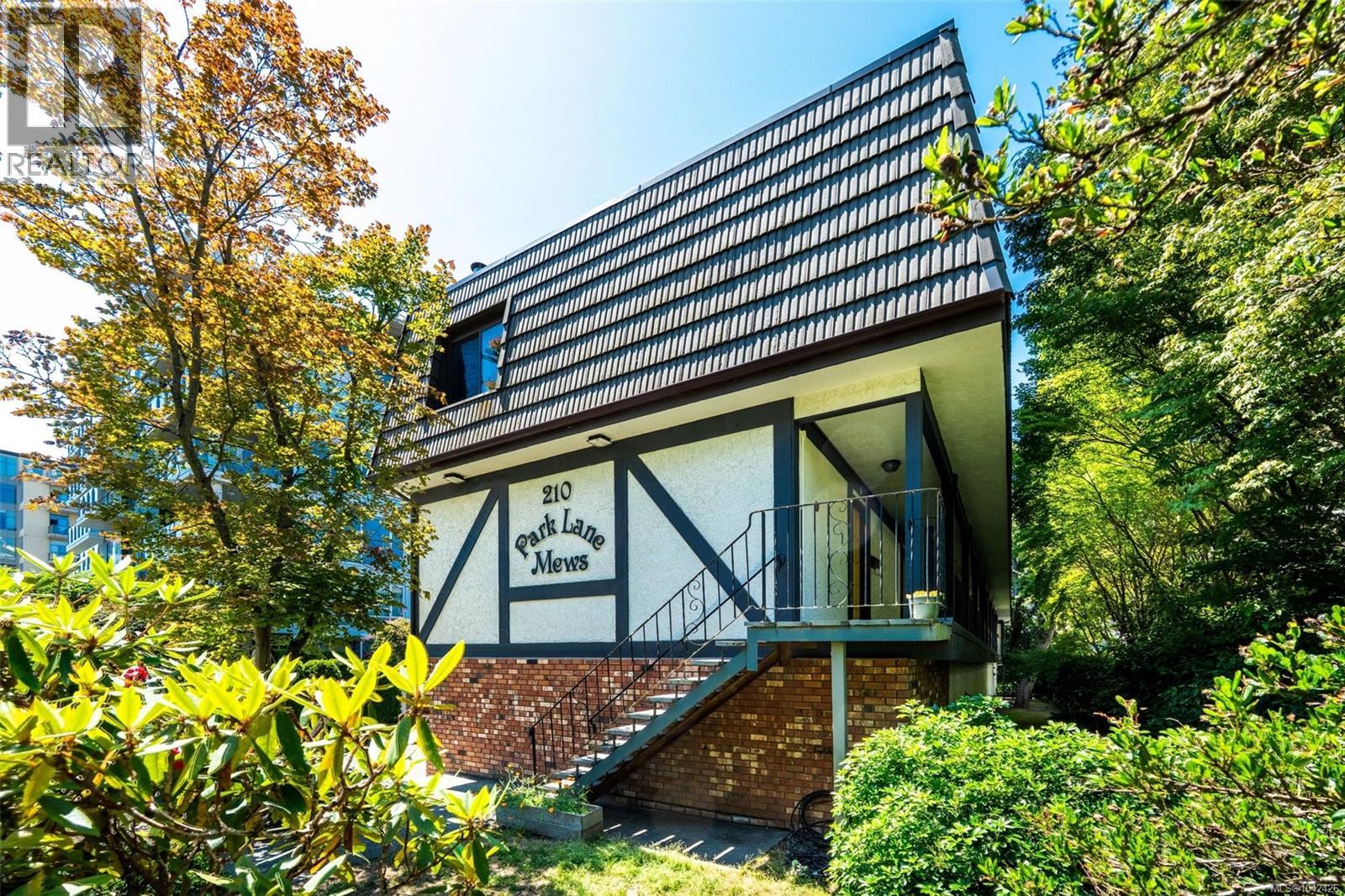 #4 210 Douglas St - 1