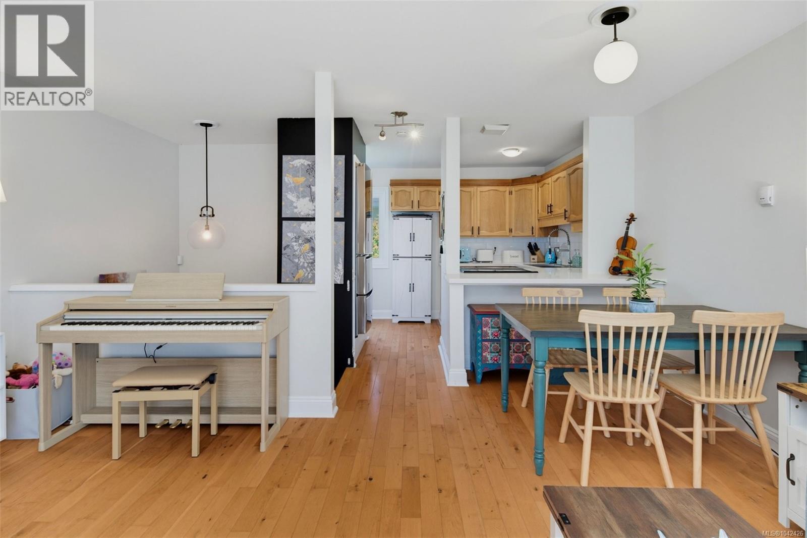 #4 210 Douglas St - 10