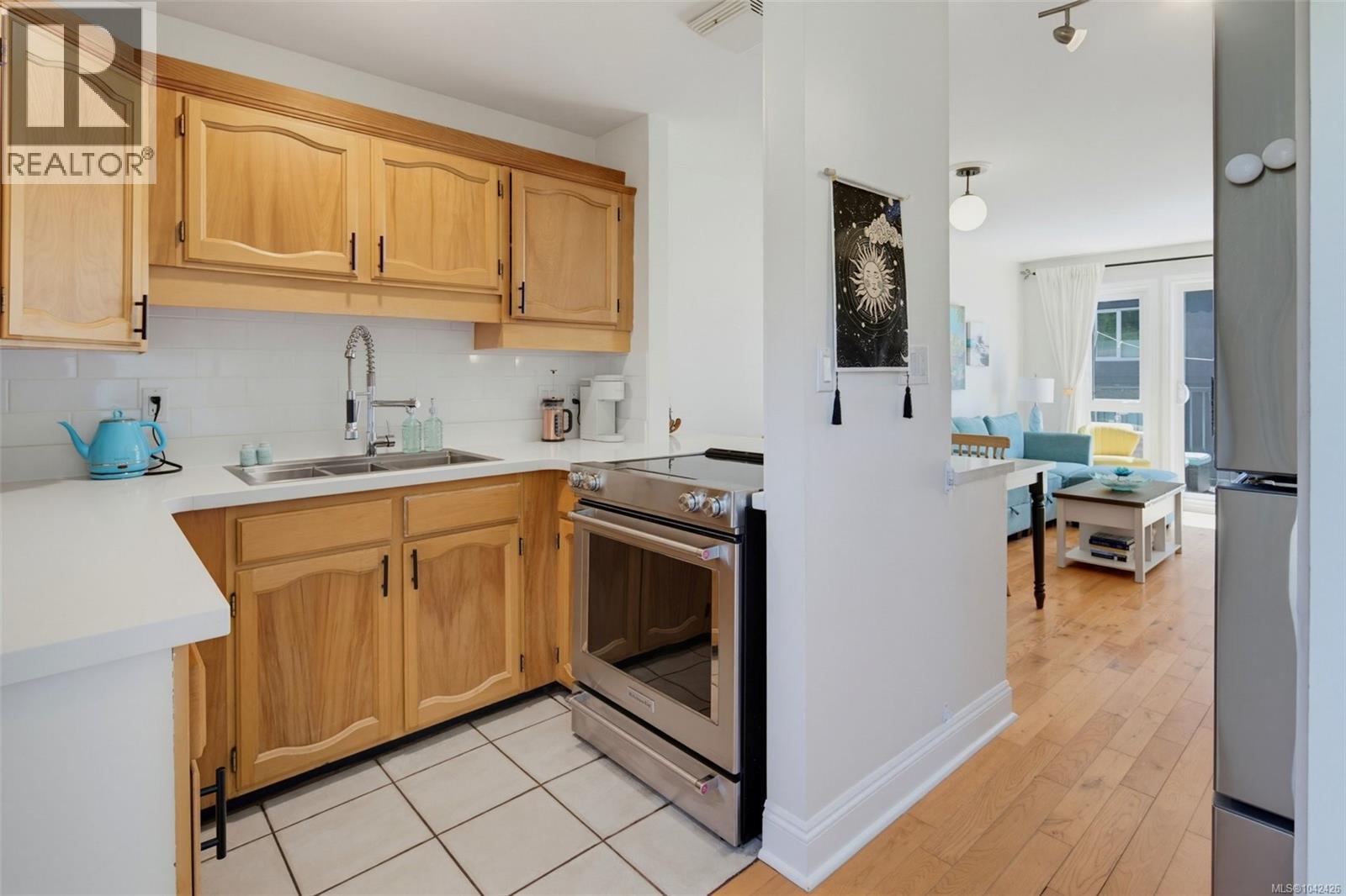 #4 210 Douglas St - 13