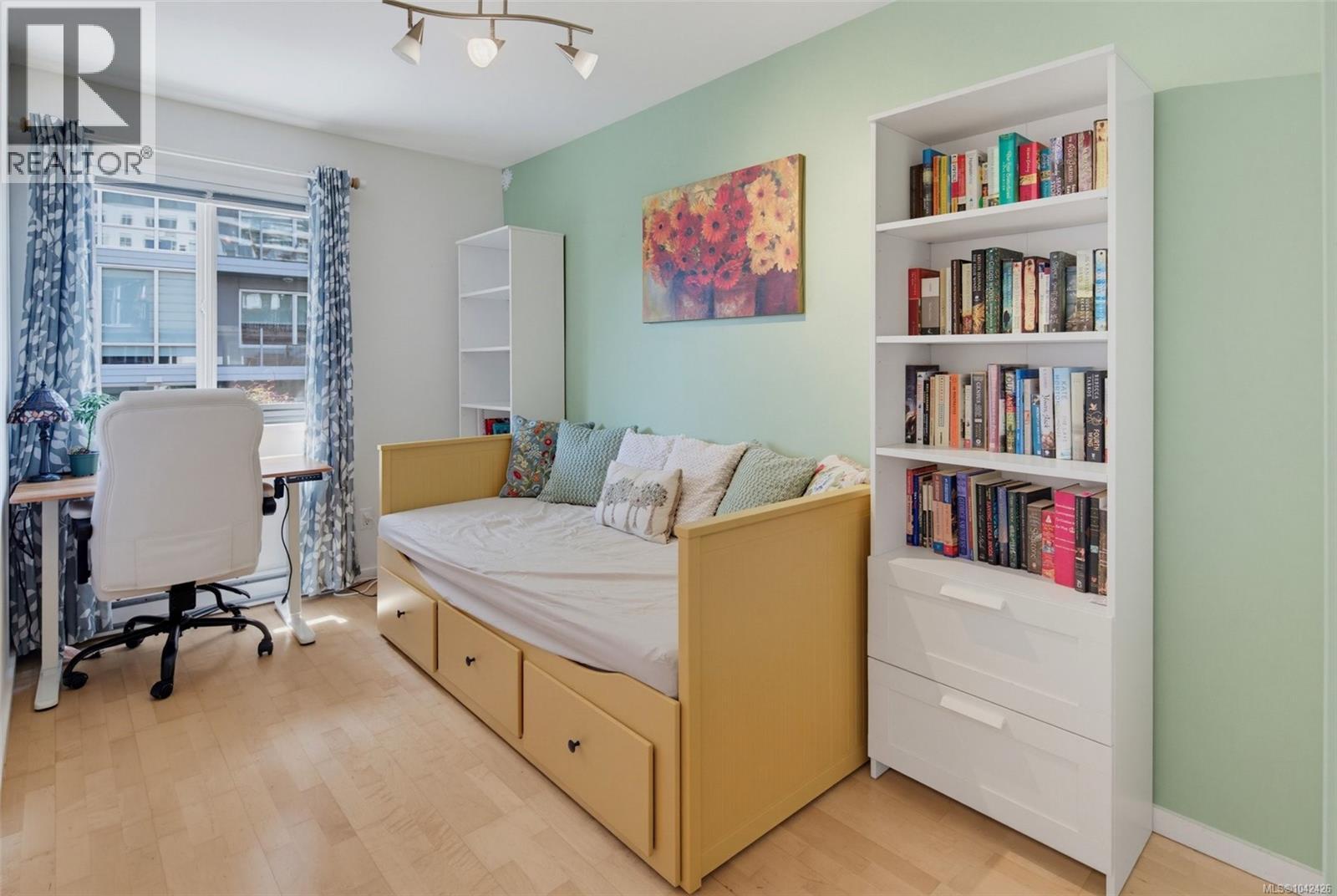 #4 210 Douglas St - 17