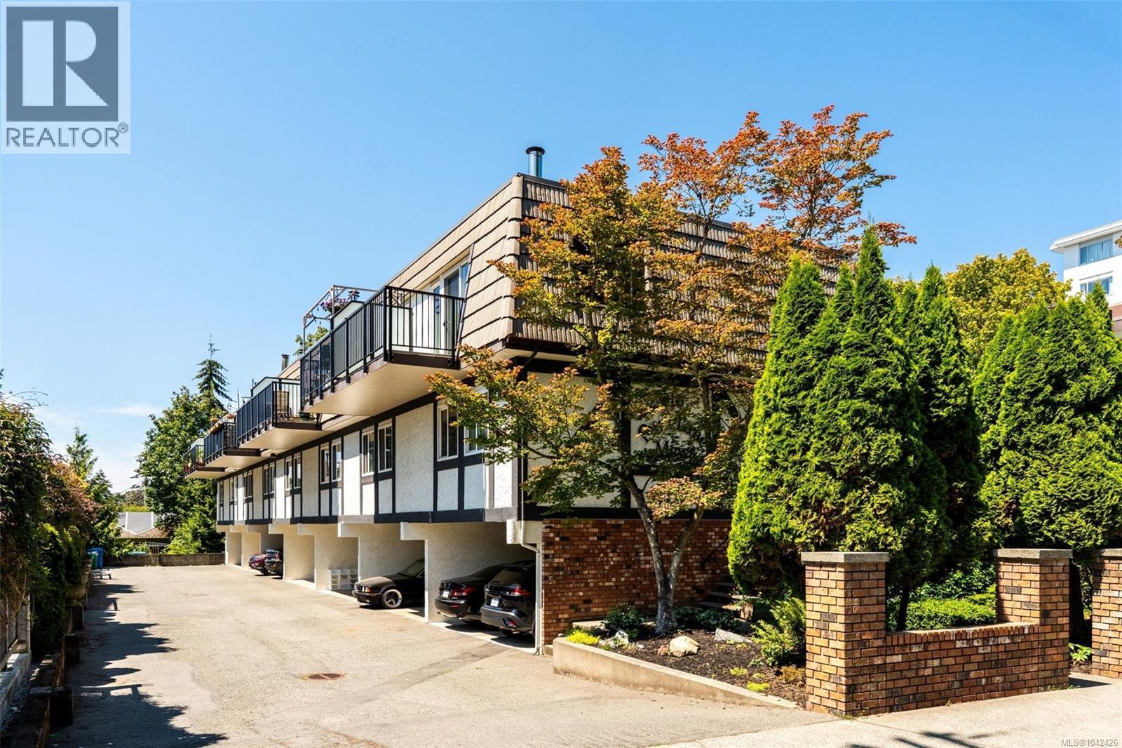 #4 210 Douglas St - 2