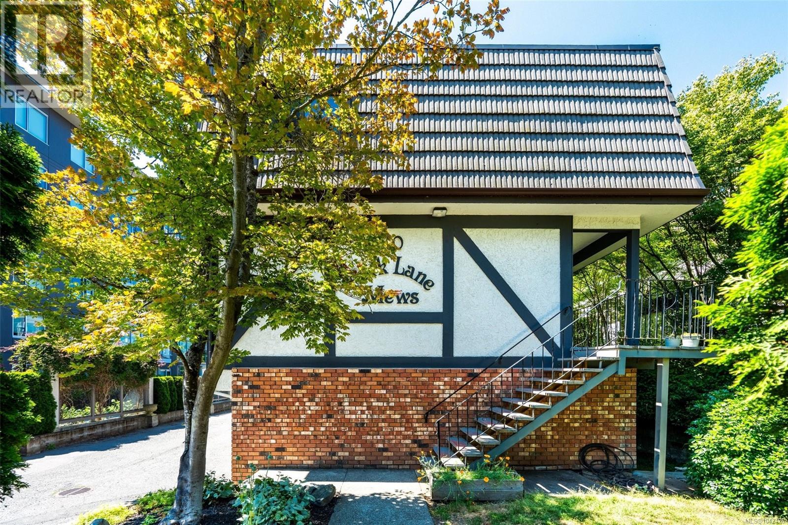 #4 210 Douglas St - 25