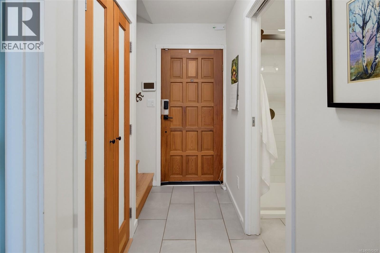 #4 210 Douglas St - 3