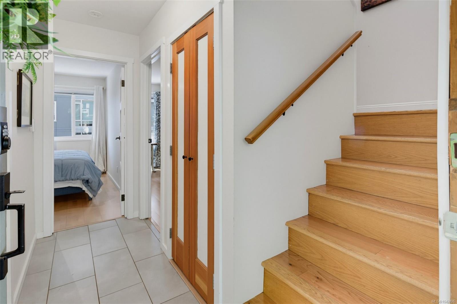 #4 210 Douglas St - 4