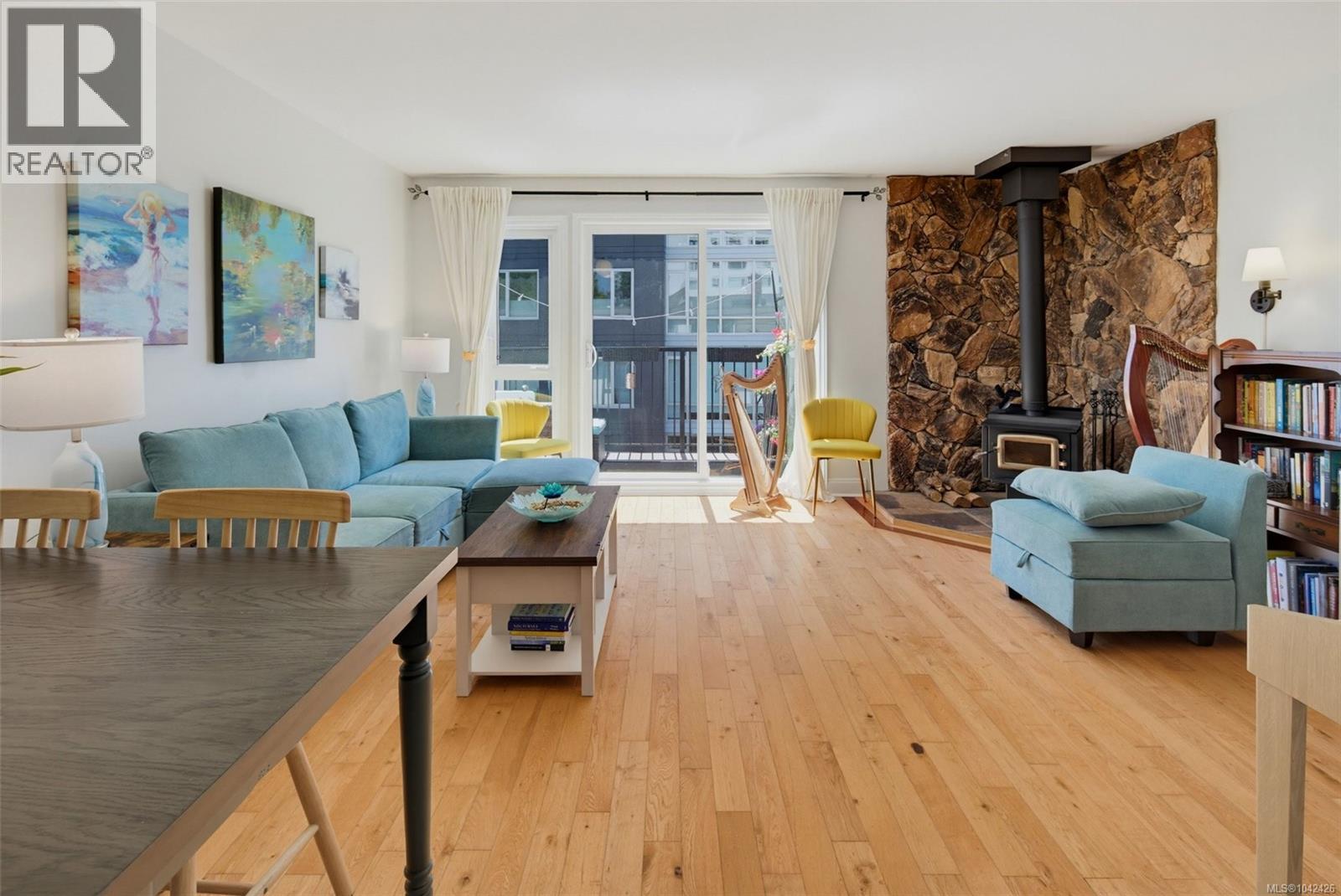 #4 210 Douglas St - 6