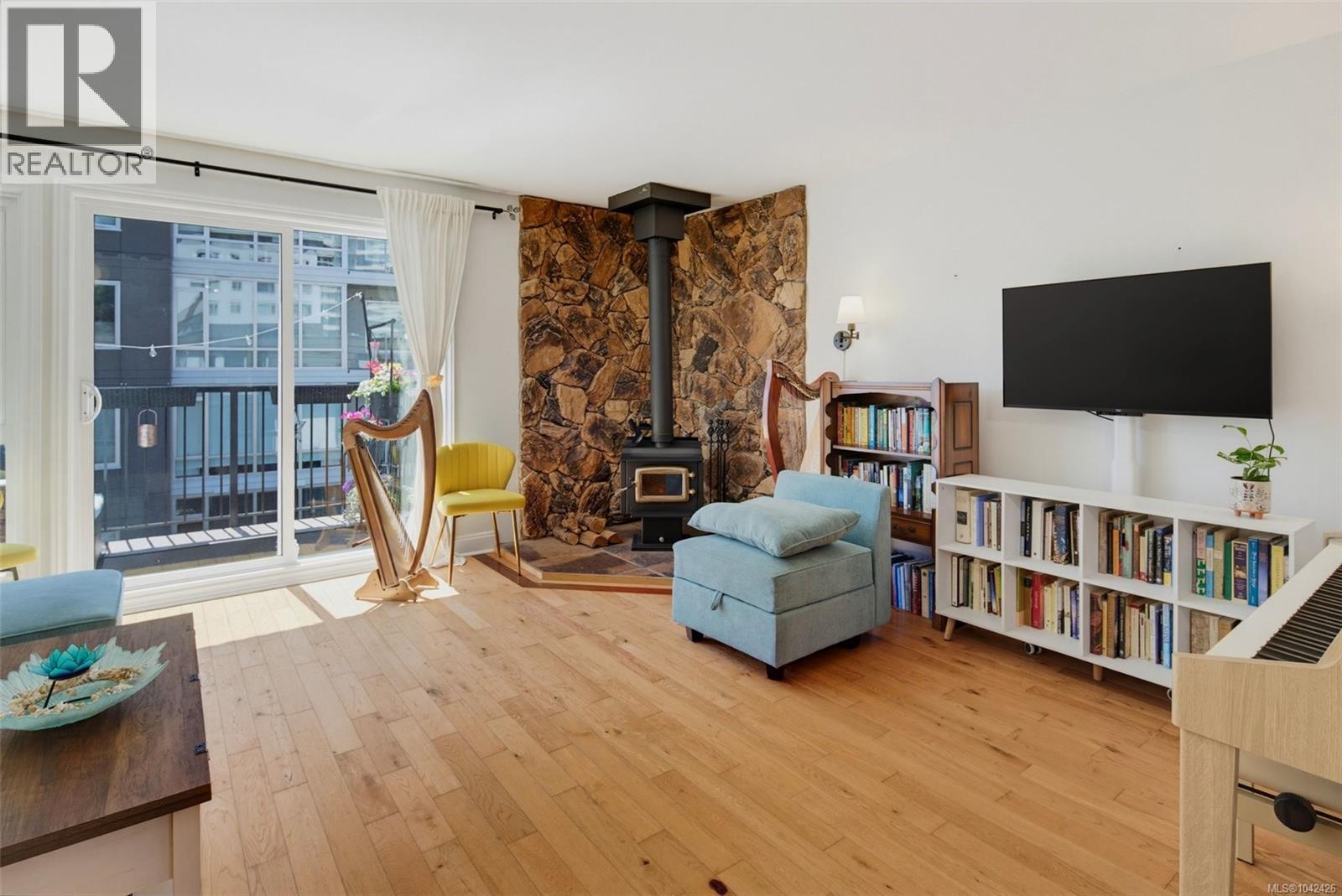 #4 210 Douglas St - 7