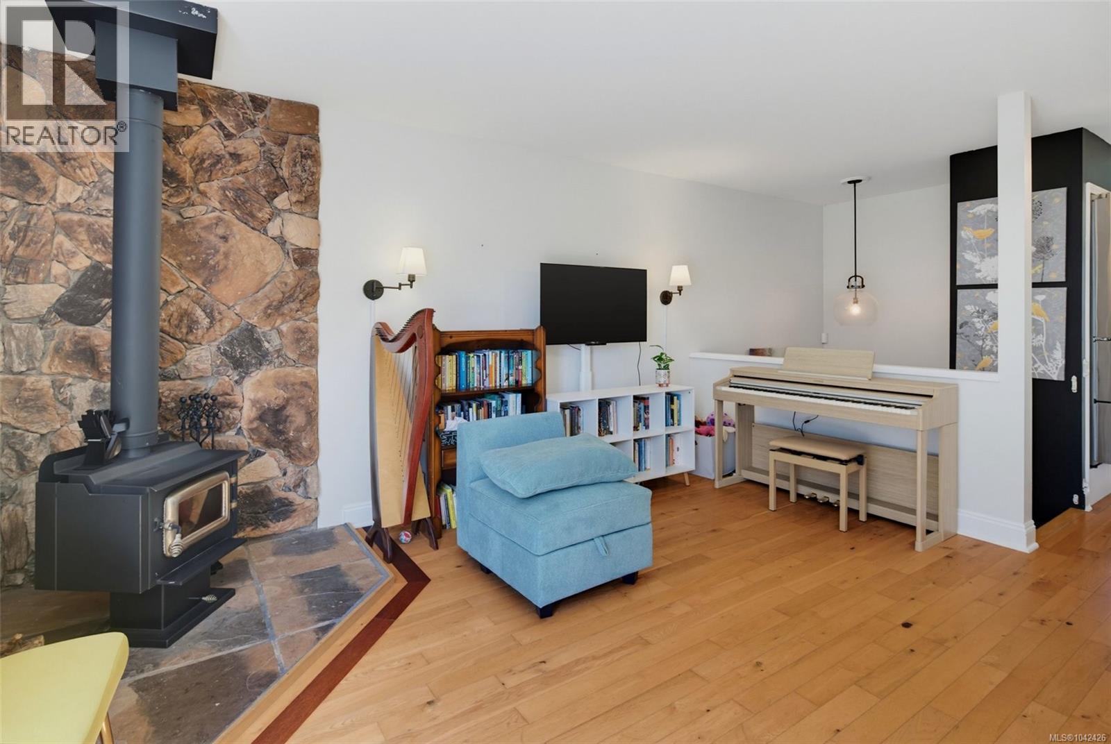 #4 210 Douglas St - 8