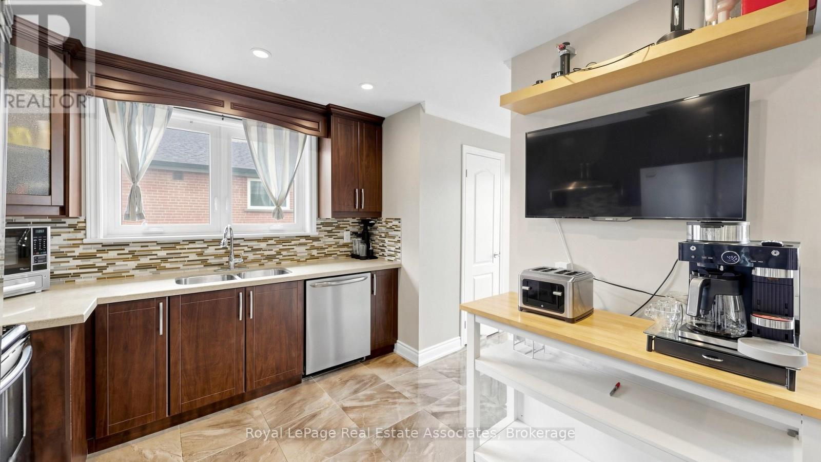 71 ADDINGTON CRESCENT - 10