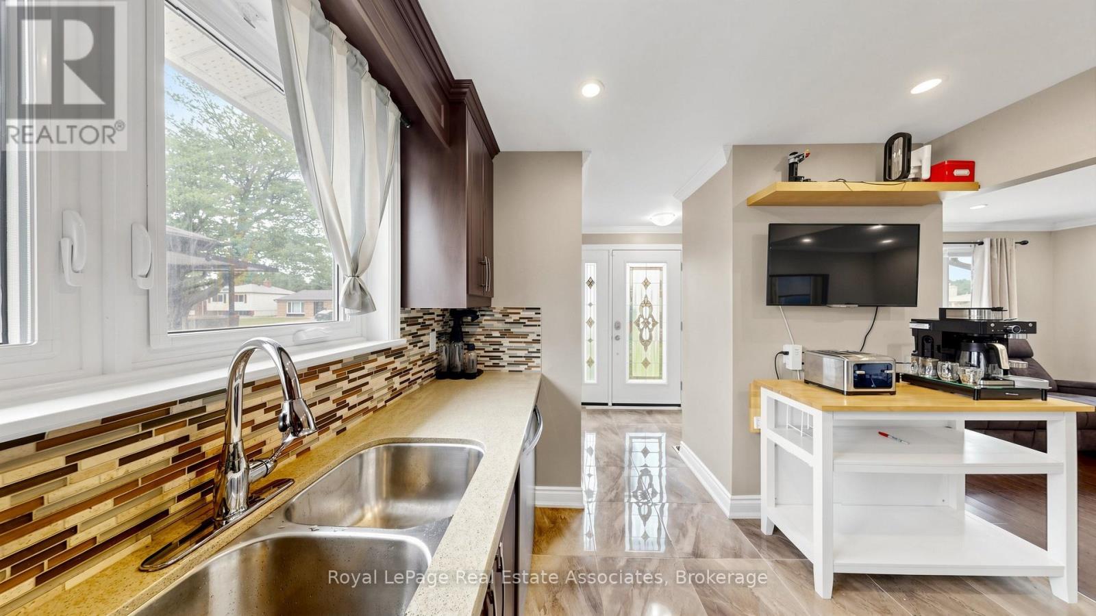 71 ADDINGTON CRESCENT - 11