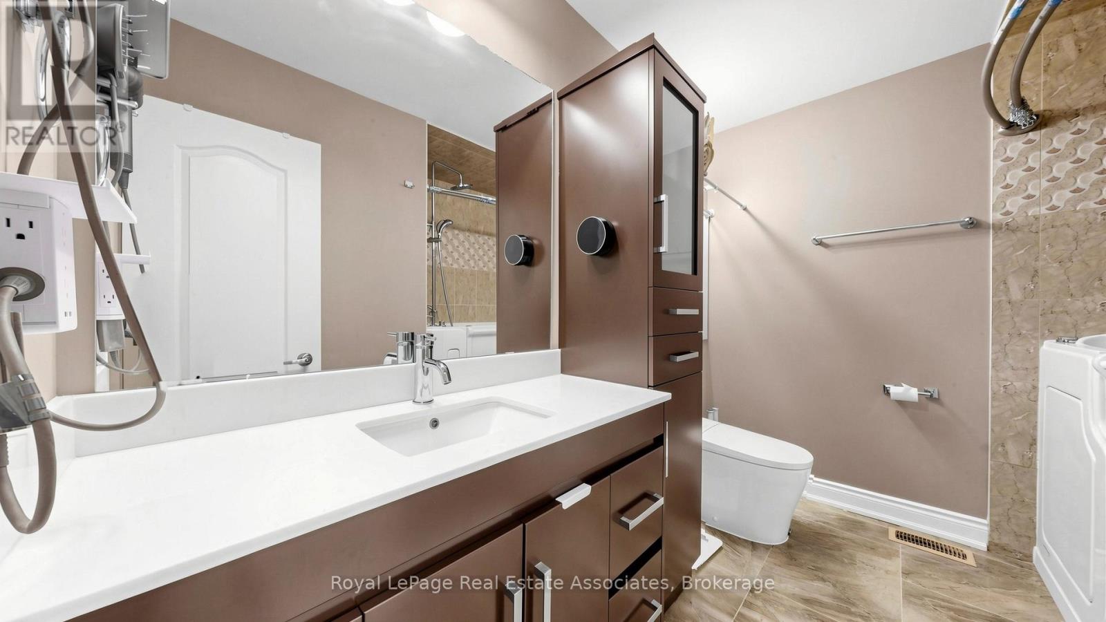 71 ADDINGTON CRESCENT - 25