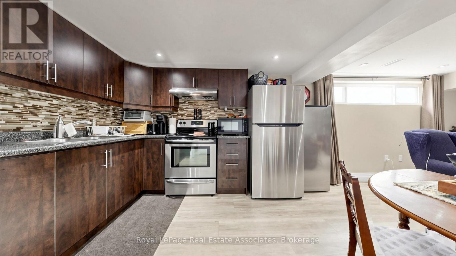 71 ADDINGTON CRESCENT - 31