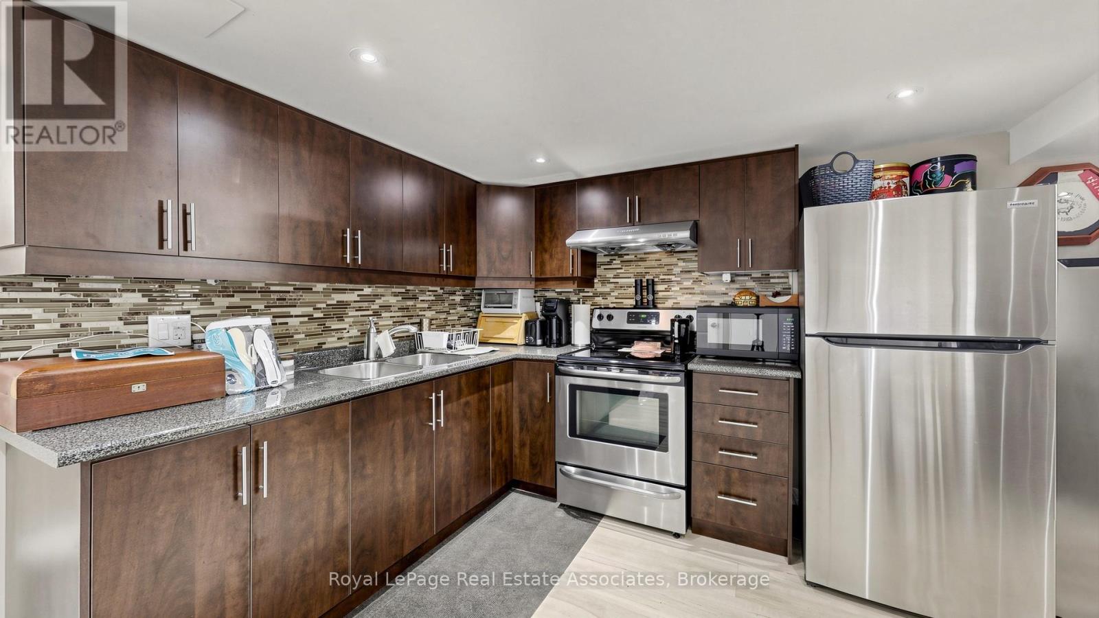 71 ADDINGTON CRESCENT - 32
