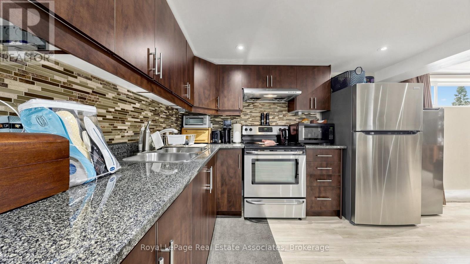 71 ADDINGTON CRESCENT - 33