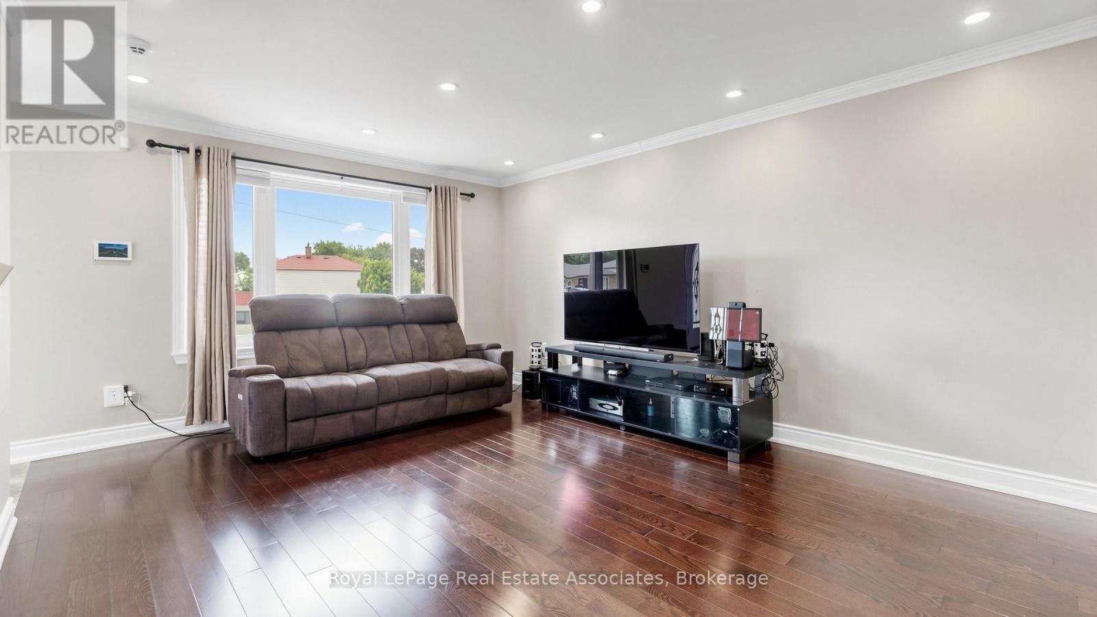 71 ADDINGTON CRESCENT - 4
