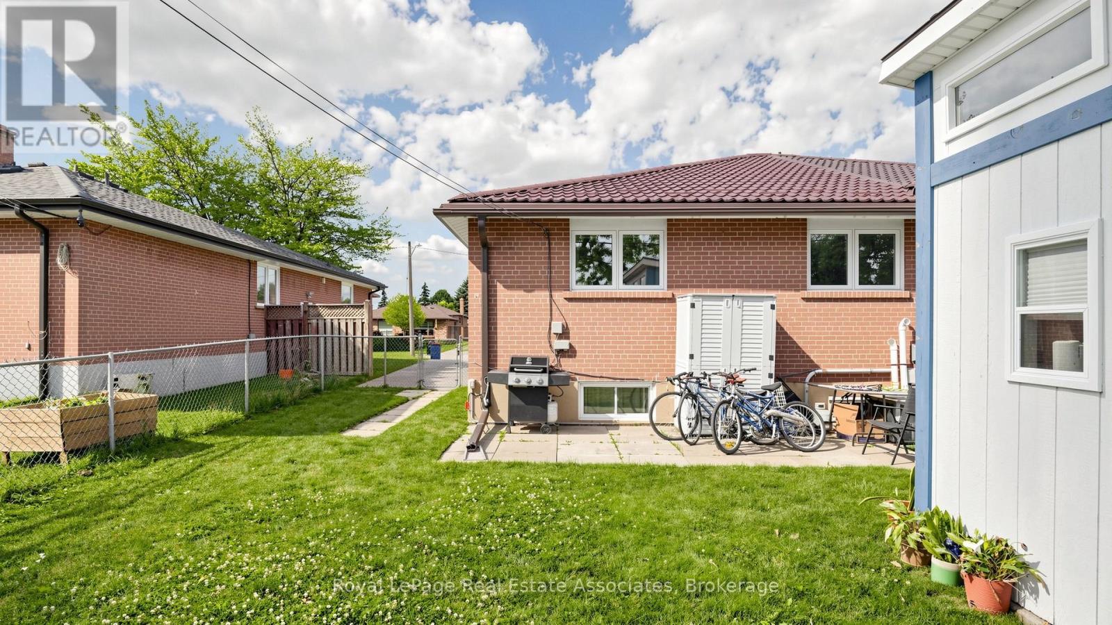 71 ADDINGTON CRESCENT - 44
