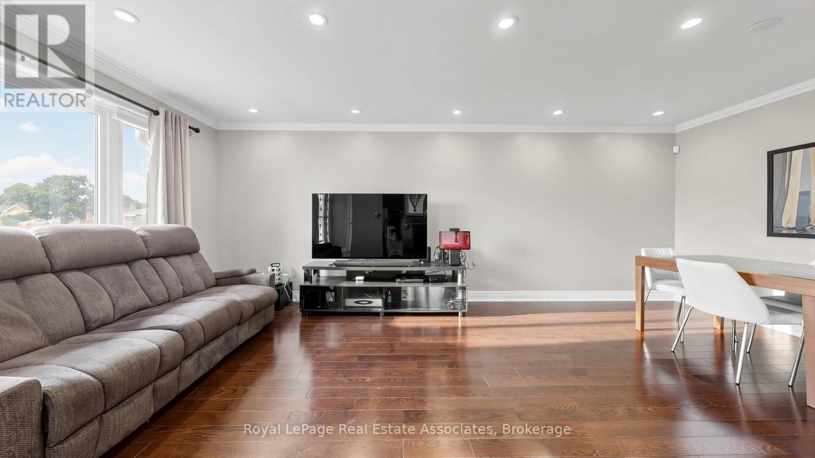 71 ADDINGTON CRESCENT - 7