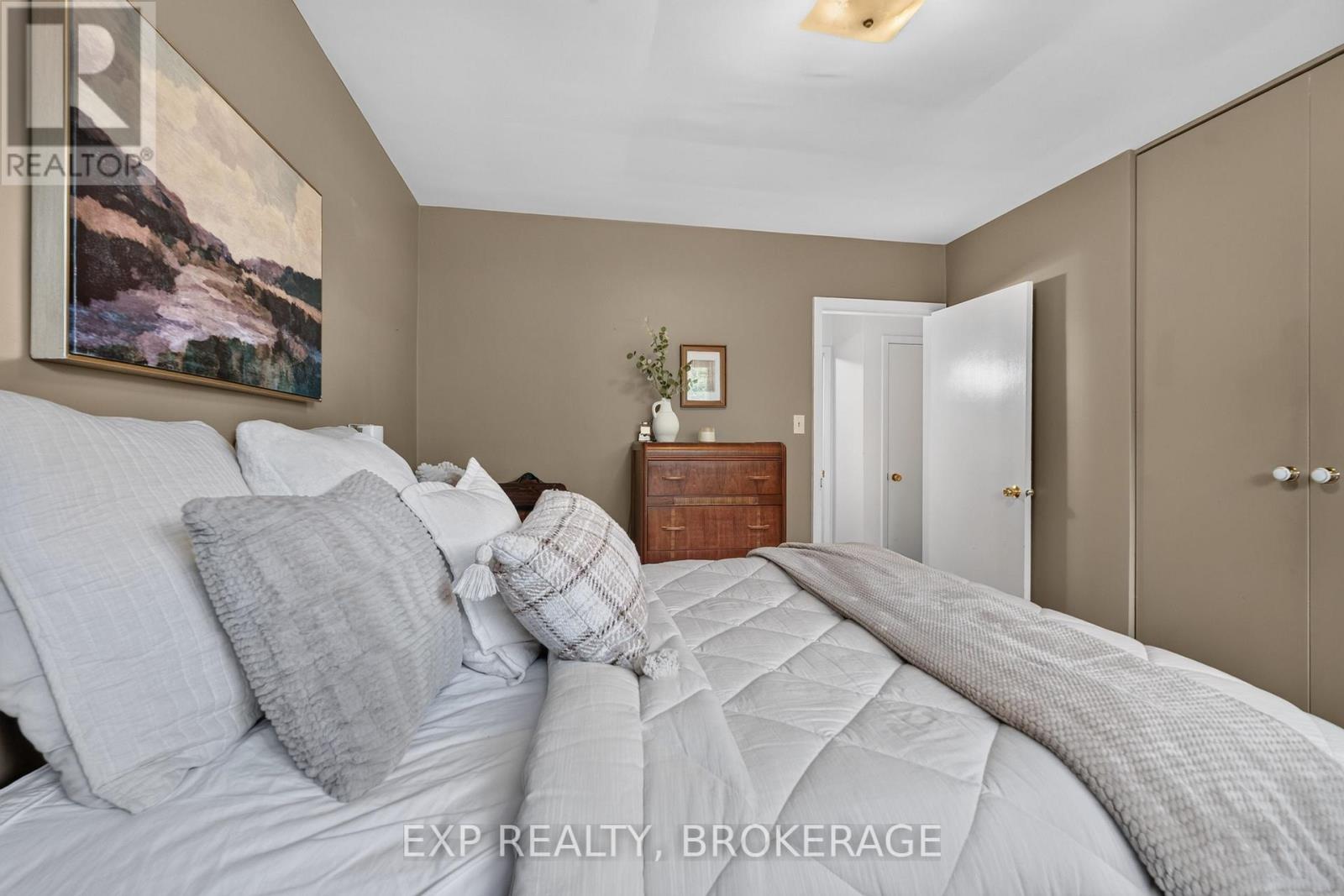 11 PEMBER PLACE - 16