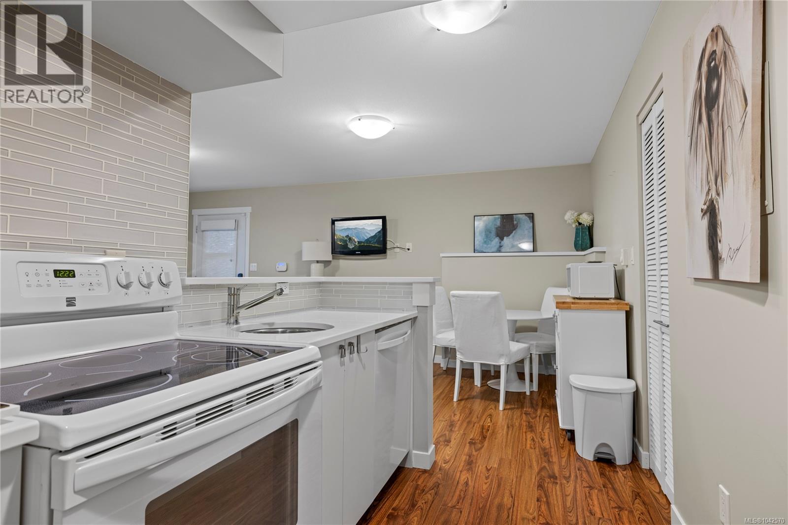 340 Summit Dr - 52