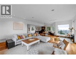 Living room - 340 Summit Dr, Nanaimo, BC V9T5R2 Photo 7