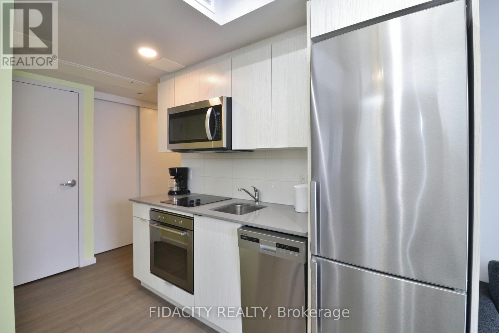 #719 105 CHAMPAGNE AVENUE S - 3