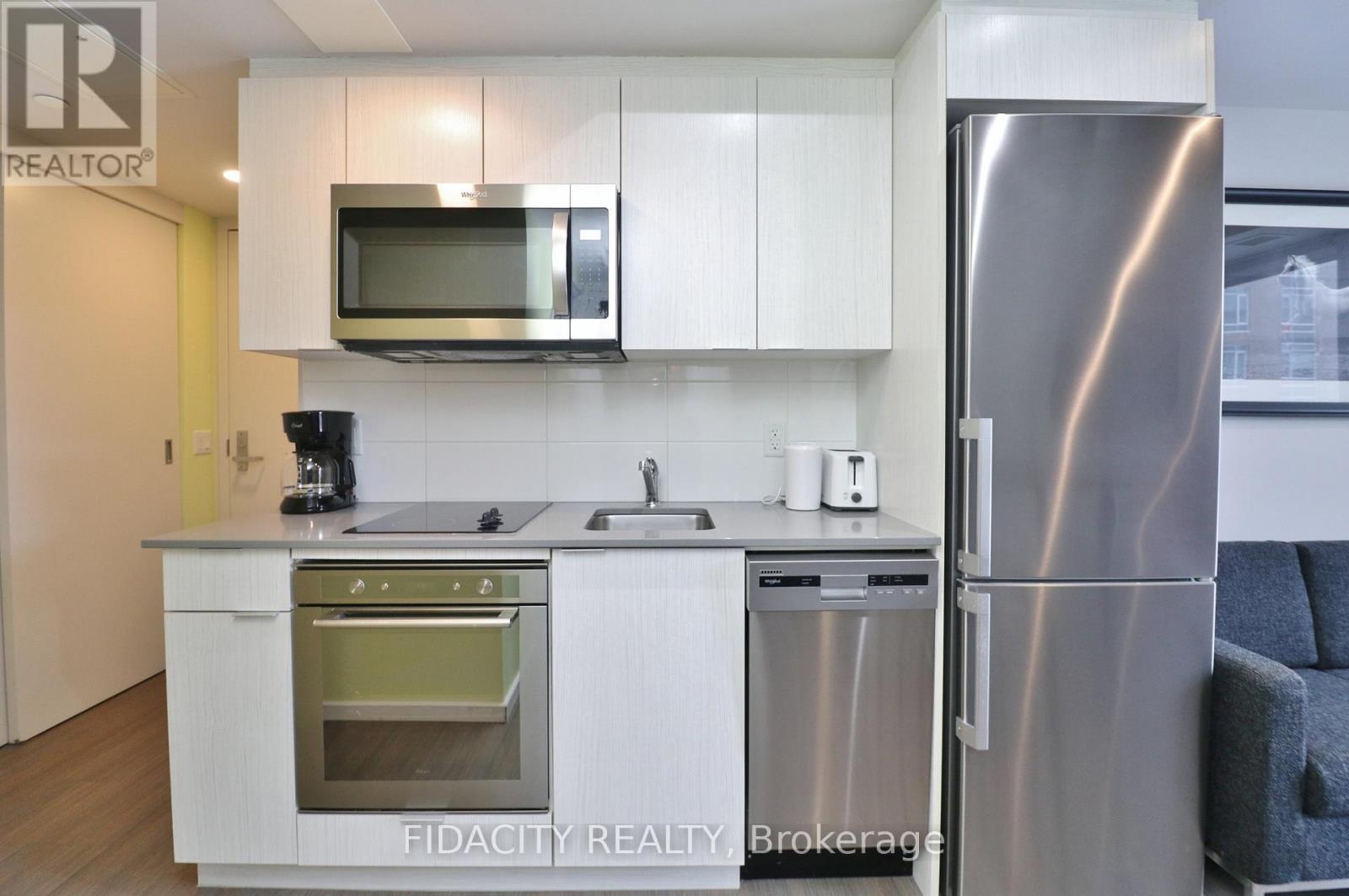 #719 105 CHAMPAGNE AVENUE S - 4