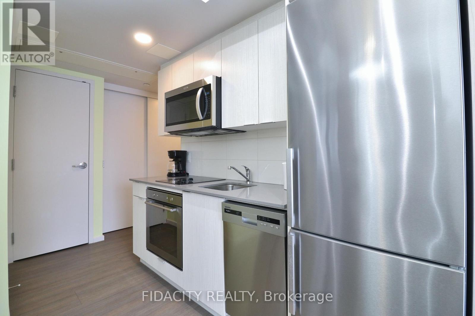 #719 105 CHAMPAGNE AVENUE S - 6