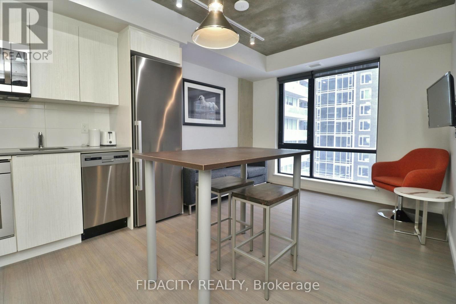 #719 105 CHAMPAGNE AVENUE S - 7