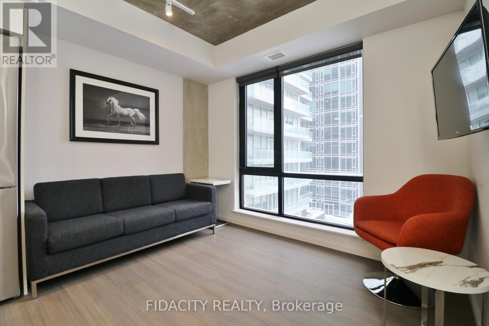 #719 105 CHAMPAGNE AVENUE S - 8
