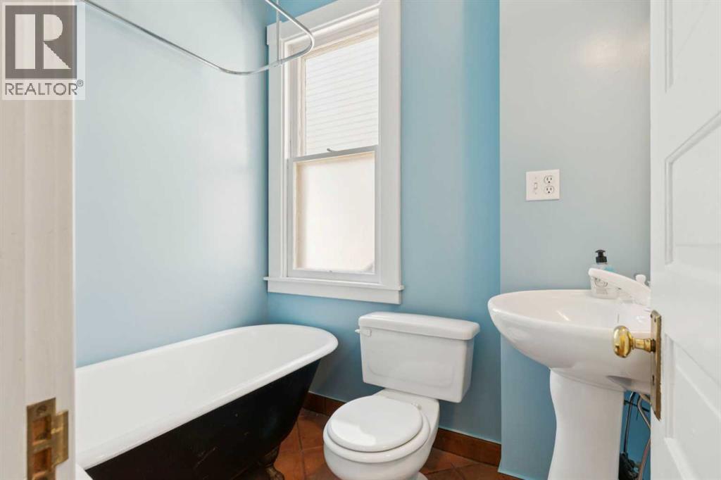 MAIN FLOOR 4-PIECE BATH
