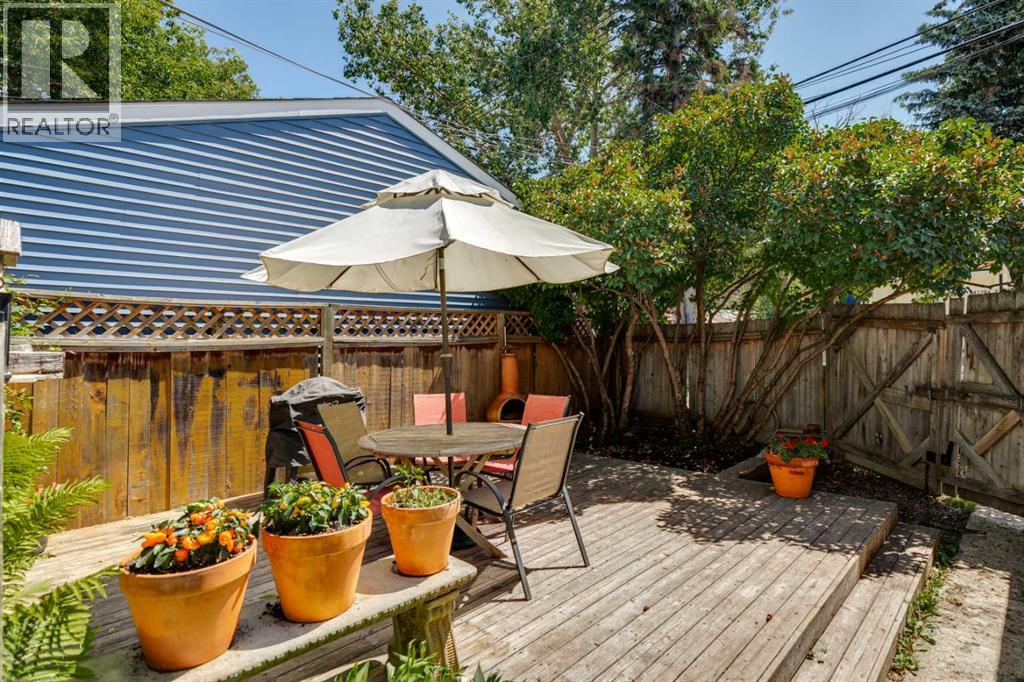 DECK BESIDE THE GARAGE