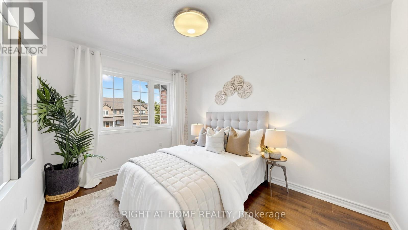 80 BARR CRESCENT - 20