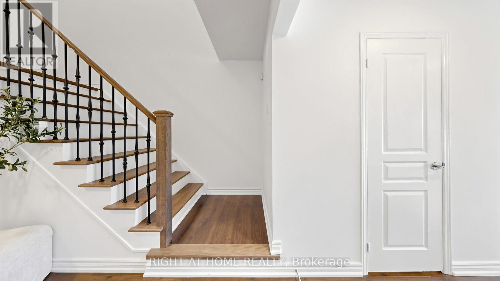 80 BARR CRESCENT - 13
