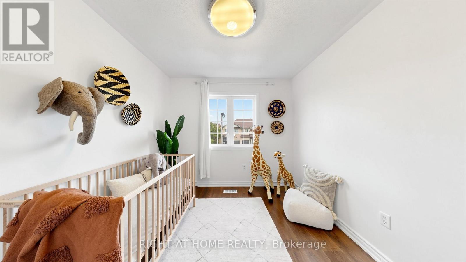 80 BARR CRESCENT - 23