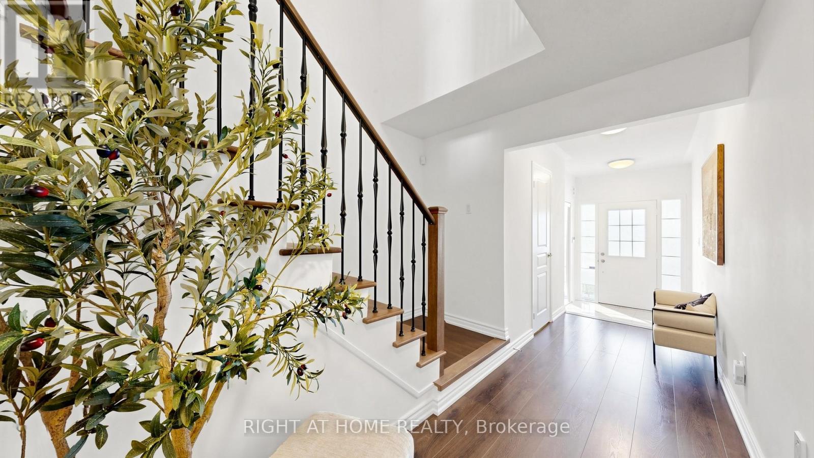 80 BARR CRESCENT - 3