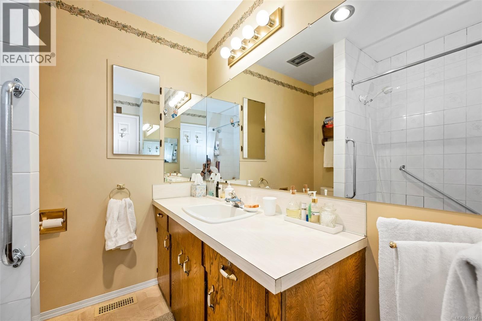 5943 Deuchars Dr - 22