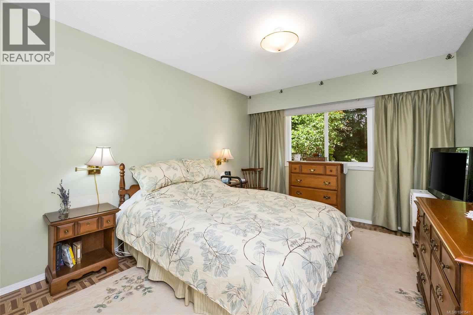 5943 Deuchars Dr - 12