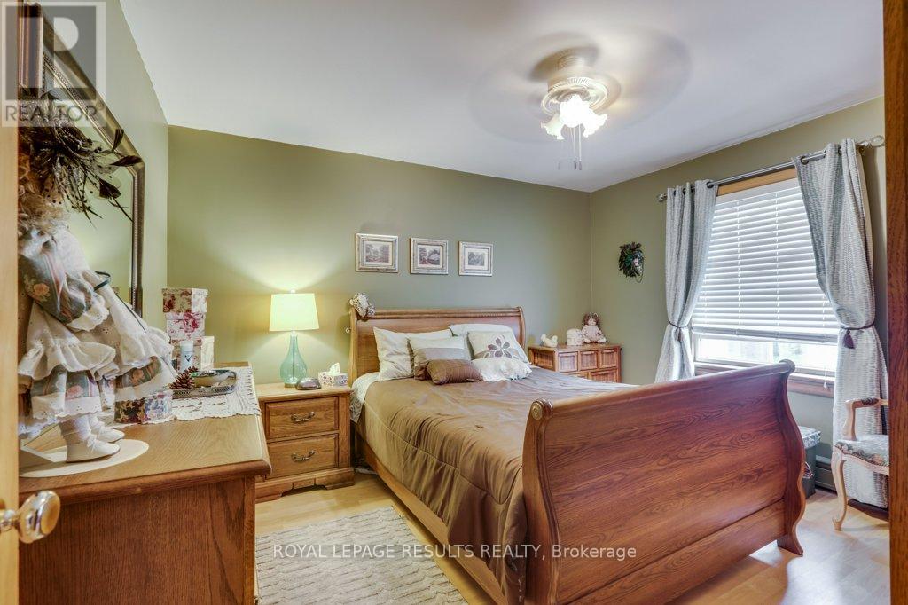 124623 SIMCOE STREET - 23
