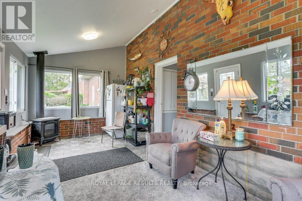 124623 SIMCOE STREET - 12