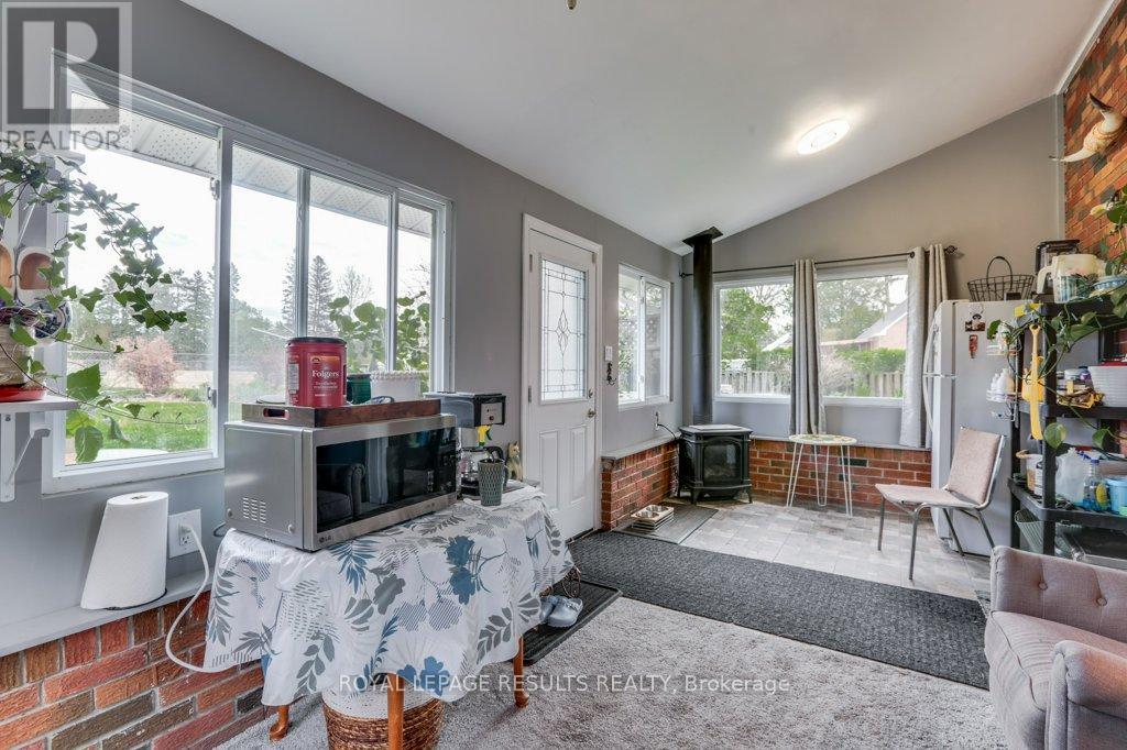 124623 SIMCOE STREET - 11