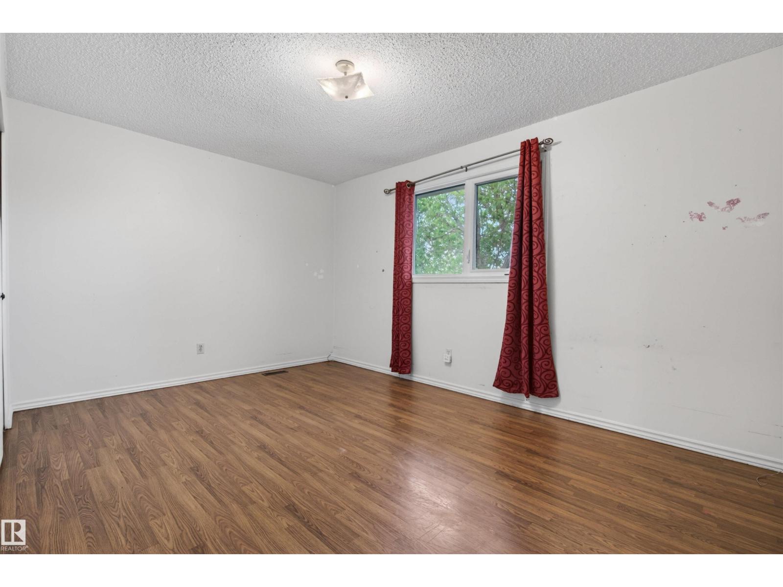 #1 4275 76 ST NW - 19