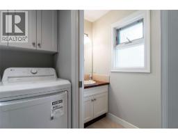 777 Coubeaux Place, Sorrento, BC V0E2W1 Photo 37