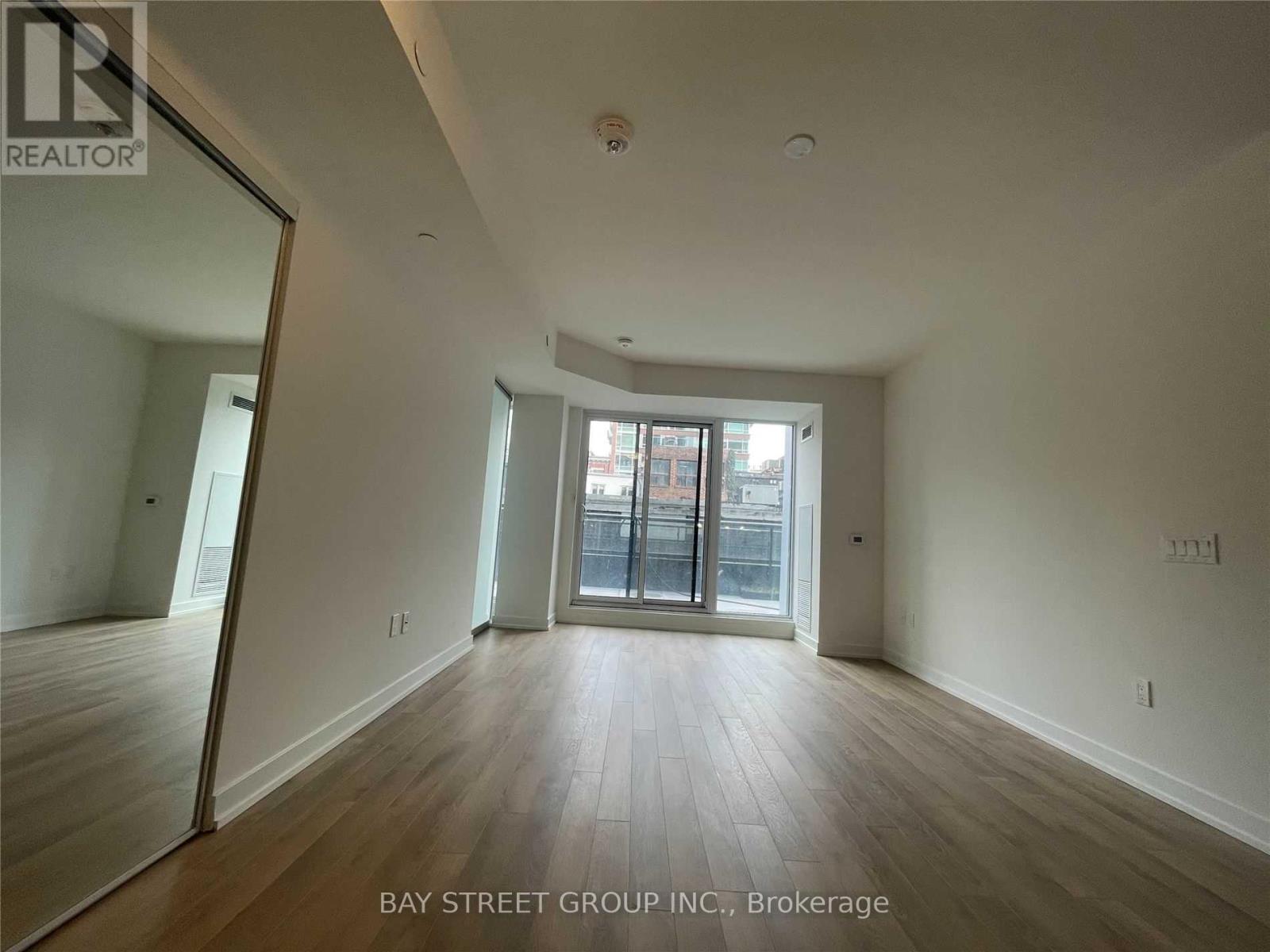 #214 158 FRONT STREET E - 2