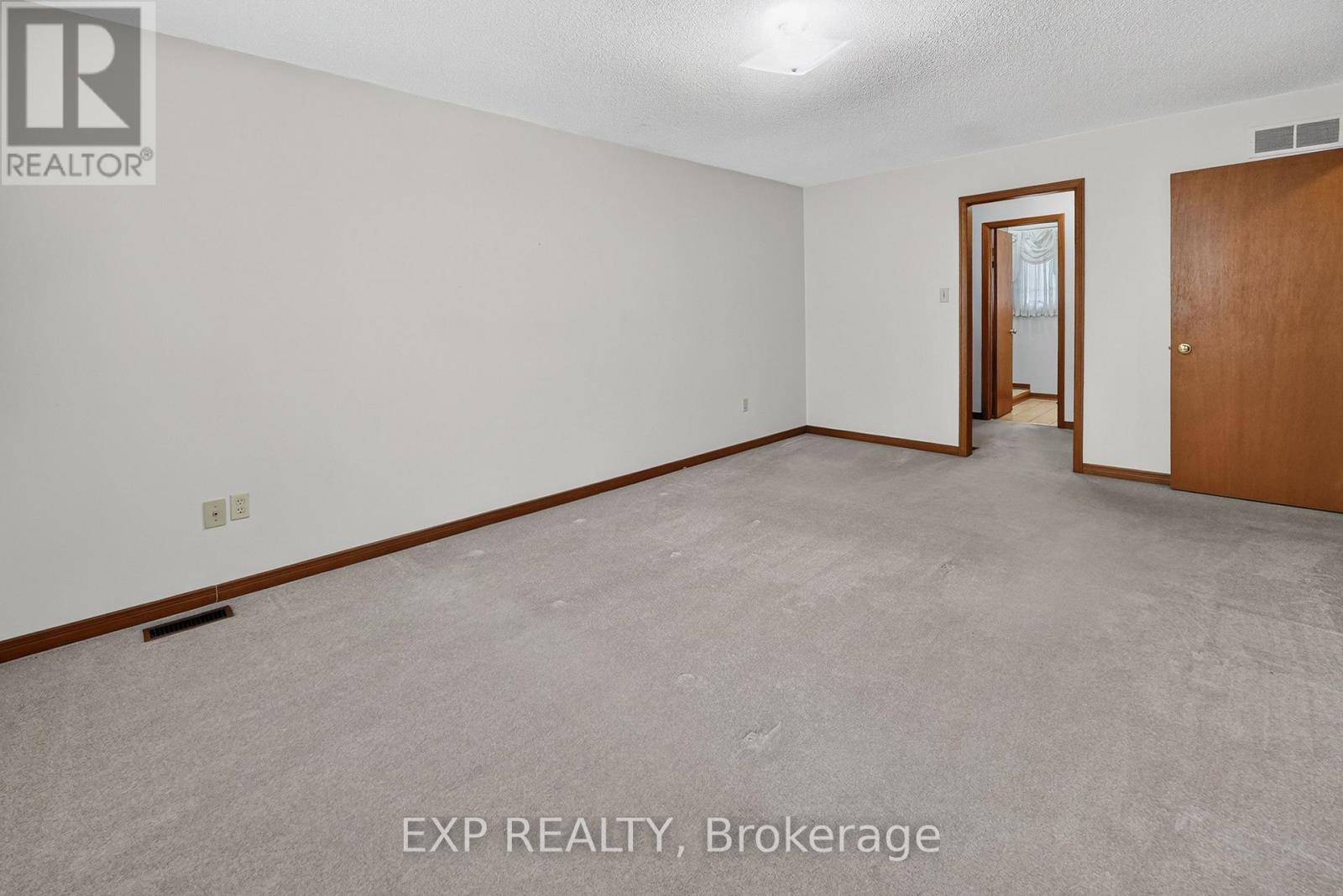 38 FARMINGTON DRIVE - 19
