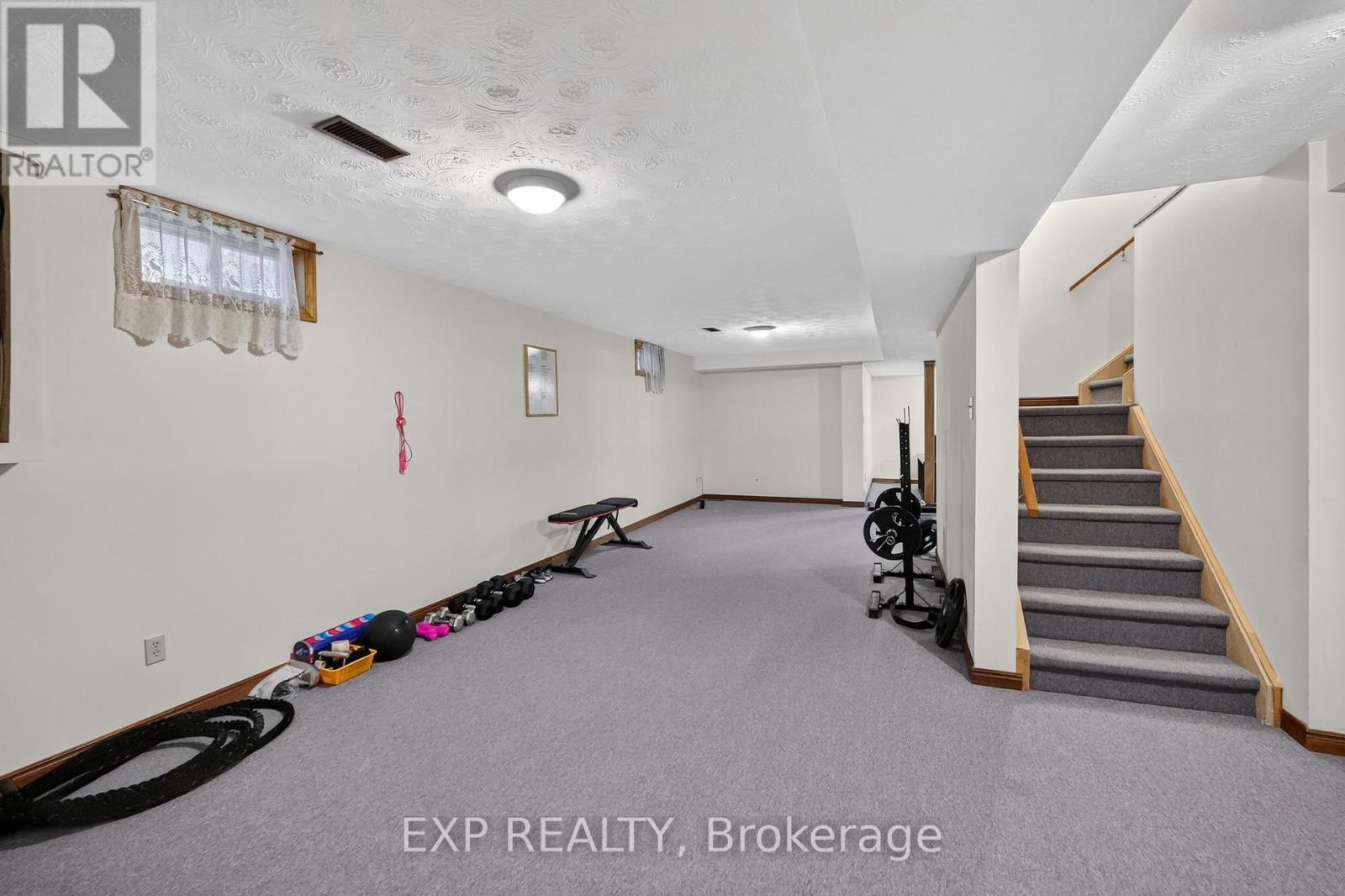 38 FARMINGTON DRIVE - 26