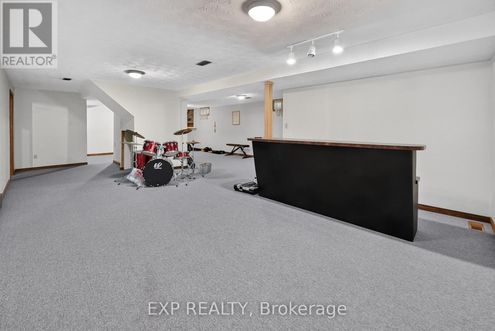 38 FARMINGTON DRIVE - 27