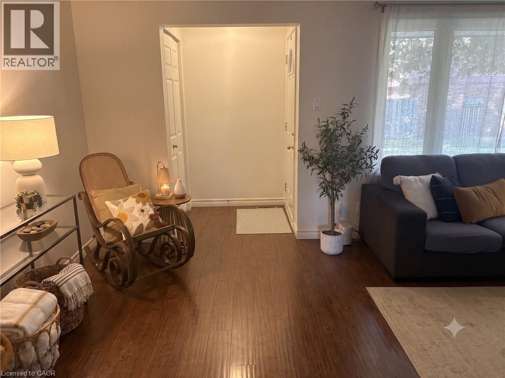 279 SANDOWNE Drive Unit# 14 — photo 2