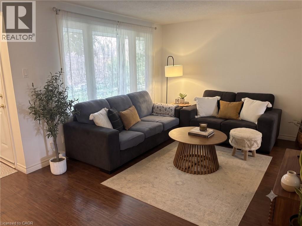 279 SANDOWNE Drive Unit# 14 — photo 3